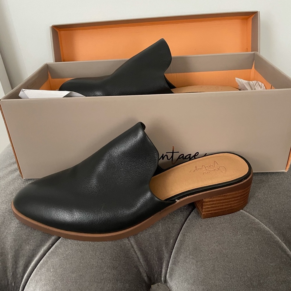 Black vantage leather mules